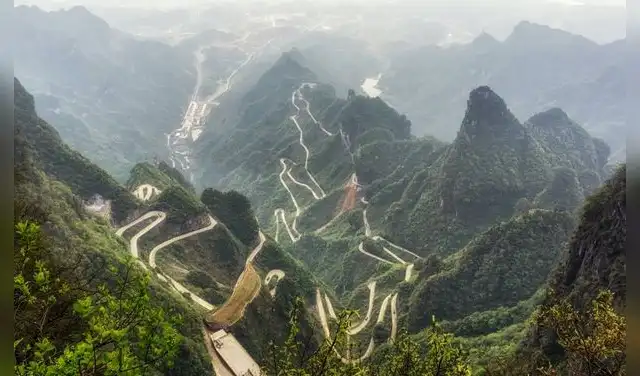 El origen de este trayecto de 99 curvas en China trasciende la mera logística para abrazar una dimensión turística y simbólica profunda. Foto: CDN El origen de este trayecto de 99 curvas en China trasciende la mera logística para abrazar una dimensión turística y simbólica profunda. Foto: CDN