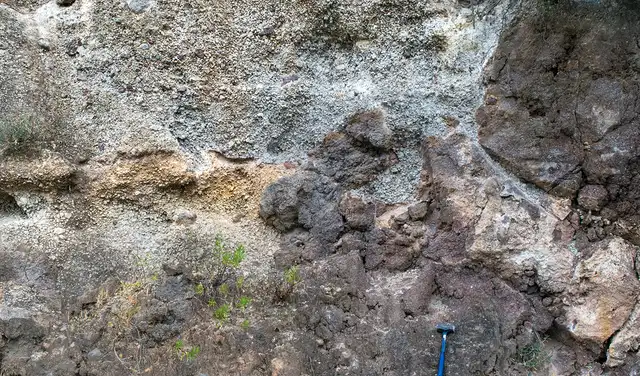 Lava roja y piedra pómez blanca, esta última de una de las pocas explosiones prehistóricas de Methana. Foto: Răzvan-Gabriel Popa / ETH Zurich