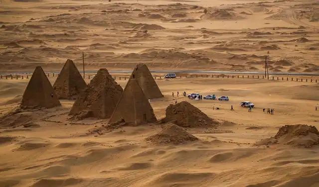 La mayoría de los templos de este lugar se encuentran en ruinas, al pie de la montaña sagrada llamada Barkal. Foto: AFP