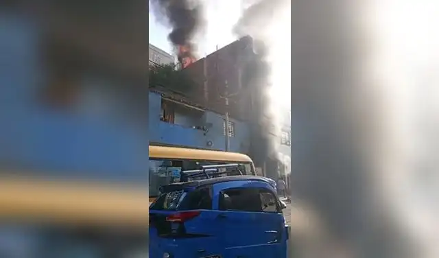 Siniestro alcanzó a afectar la parte alta del inmueble