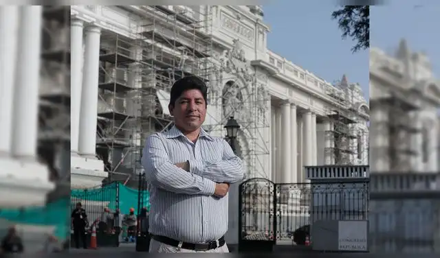 Alejandro Manay Pillaca, dirigente sindical y diputado electo por Ayacucho, posa frente al Congreso de la República tras obtener la más alta votación de su región. Créditos: Marco Cotrina / La República
