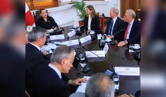 Otro estilo. En el gobierno de Boluarte hubo reuniones con los tres postores (en la foto, con Saab), pero con Jerí no fue así. Foto: La República  