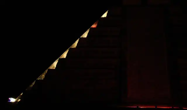 El efecto de serpiente en la escalera de El Castillo en Chichén Itzá, demostrado mediante luz artificial. Foto: Bjørn Christian Tørrissen