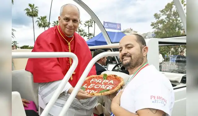 El papa fue sorprendido con una pizza con su nombre tras su llegada a Napolés