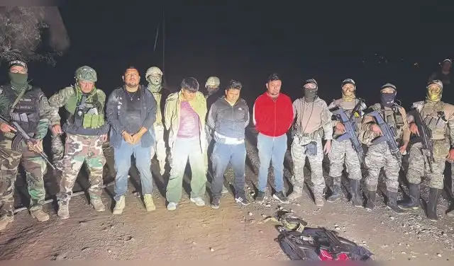 Puro show. Militares del CUPAZ presentan como delincuentes a policías de la Divincri de Trujillo, que investigan el asesinato de Jolvi Rodríguez. Foto: La República  