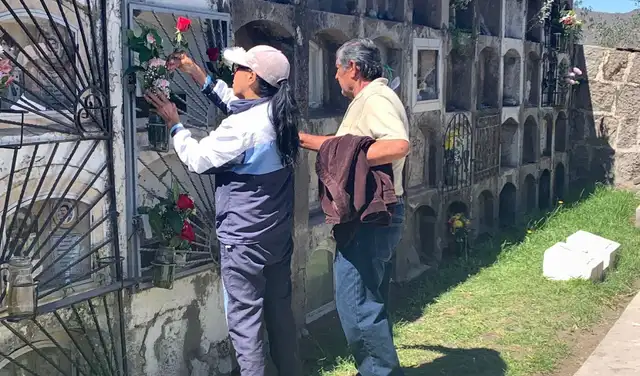 Homenaje a la madre: familias enteras acudieron al cementerio de Sabandía, en Arequipa. Foto: Mirelia Quispe. Homenaje a la madre: familias enteras acudieron al cementerio de Sabandía, en Arequipa. Foto: Mirelia Quispe.