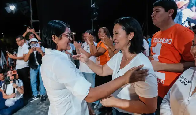 Keiko Fujimori junto a Carmela Paucará, durante su cierre de campaña en Piura. Paucará, su exsecretaria personal, fue elegida diputada por la región pese a no tener arraigo. Keiko Fujimori junto a Carmela Paucará, durante su cierre de campaña en Piura. Paucará, su exsecretaria personal, fue elegida diputada por la región pese a no tener arraigo.