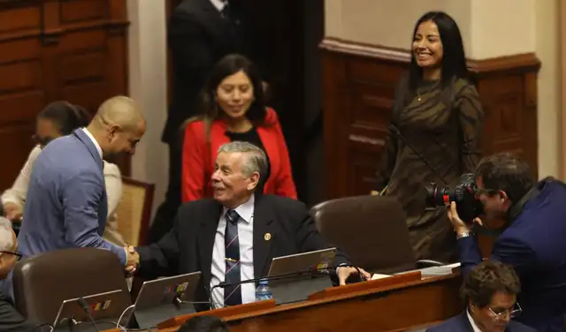 Flor Meza, futura diputada por Fuerza Popular, observa desde la bancada fujimorista el saludo entre los congresistas Arturo Alegría y Fernando Rospigliosi en el Pleno del Congreso. Créditos: Carlos Félix / La República Flor Meza, futura diputada por Fuerza Popular, observa desde la bancada fujimorista el saludo entre los congresistas Arturo Alegría y Fernando Rospigliosi en el Pleno del Congreso. Créditos: Carlos Félix / La República