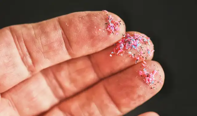 Pequeños fragmentos de plástico pueden quedar suspendidos en el aire y, una vez en nuestra atmósfera, pueden tener un impacto en el calentamiento global. Foto: Peter Dazeley