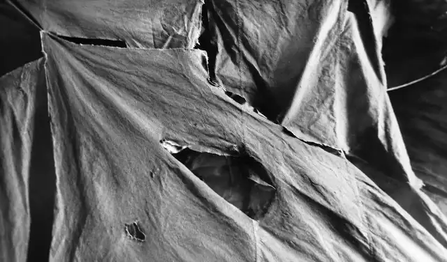 Las carpas tenían sus pertenencias intactas, pero con cortes realizados desde el interior. Foto: infodjatlov.narod.ru/mejorada con IA