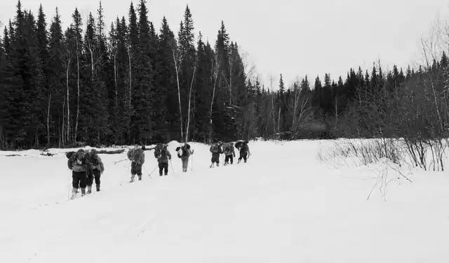 Momento del viaje hacia los Montes Urales en Rusia el 28 de enero de 1959. Foto: infodjatlov.narod.ru/mejorada con IA