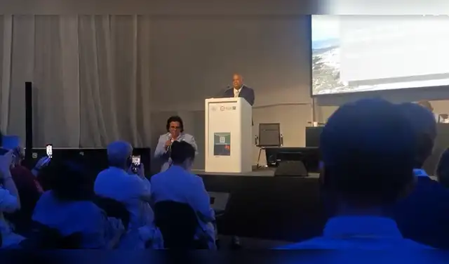 El congresista Edward Málaga durante la conferencia en Lisboa donde anunció que impulsaría en el Perú una moratoria a la minería submarina, proyecto que nunca llegó a presentarse en el Congreso.