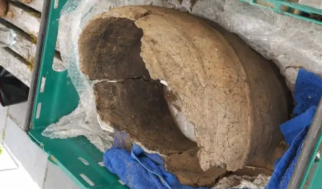 La urna acordonada de la Edad de Bronce antes de su reconstrucción. Foto: Avon Archaeology Highland