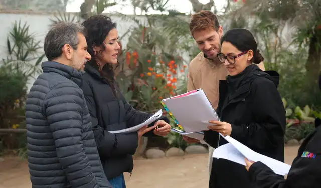 La historia sigue a una pareja de contrastes, interpretada por Gianella Neyra y Giovanni Ciccia, quienes enfrentan sus miedos y sueños pendientes en un reencuentro inesperado.