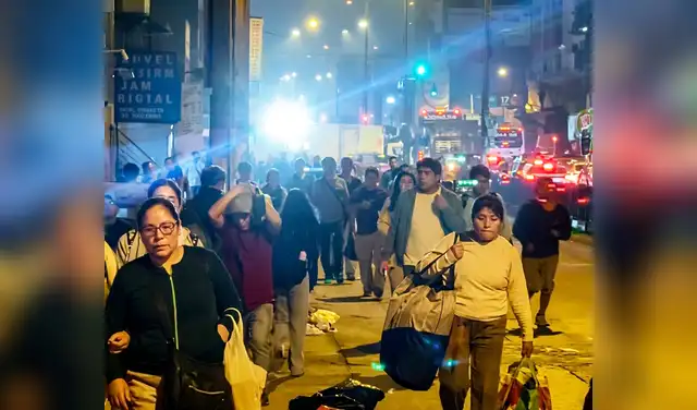 Impacto profundo. Al no conseguir avanzar por la vía Ramiro Prialé, los ciudadanos tuvieron que caminar hacia su destino. Foto: difusión Impacto profundo. Al no conseguir avanzar por la vía Ramiro Prialé, los ciudadanos tuvieron que caminar hacia su destino. Foto: difusión