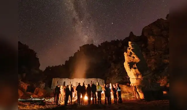 Los arqueólogos y excavadores se reunían para una ceremonia de un día de duración con el fin de bendecir el sitio y pedir permiso a Pachamama. Foto: National Geographic