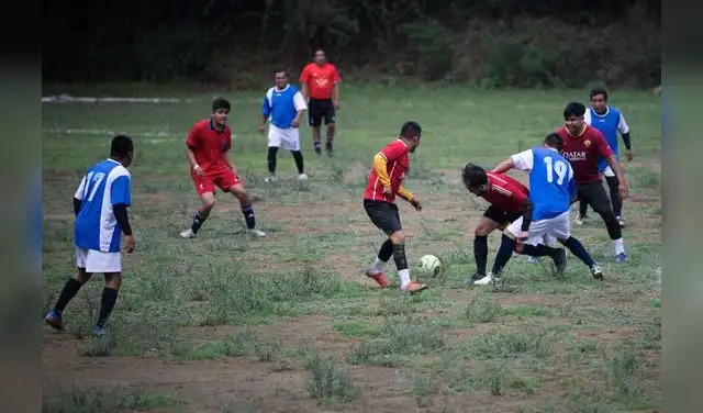 Un momento de un partido de fútbol en el cráter del volcán Teoca. Foto: AFP