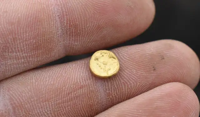 Durante la excavación se encontraron cientos de monedas de oro y plata. Foto: Tomas Mangel