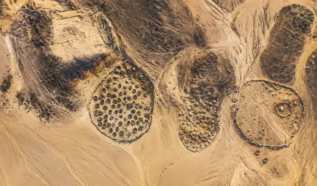 Las denominadas “Atbai Enclosure Burials” fueron localizadas en el desierto de Atbai. Foto: National Geographic/mejorada con IA Las denominadas “Atbai Enclosure Burials” fueron localizadas en el desierto de Atbai. Foto: National Geographic/mejorada con IA