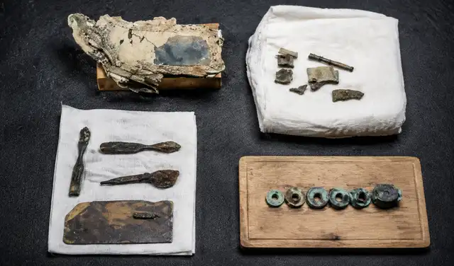 Se halló un pequeño estuche de material orgánico con componentes metálicos localizado dentro del yeso. Foto: ABC/mejorada con IA