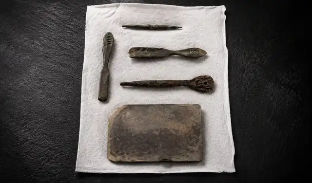 Este contenedor albergaba una serie de utensilios compatibles con un botiquín sanitario. Foto: ABC/mejorada con IA