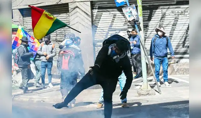 Las protestas están lideradas por sectores como la Central Obrera Boliviana y siguen un paquete de leyes que incluye la privatización de recursos naturales