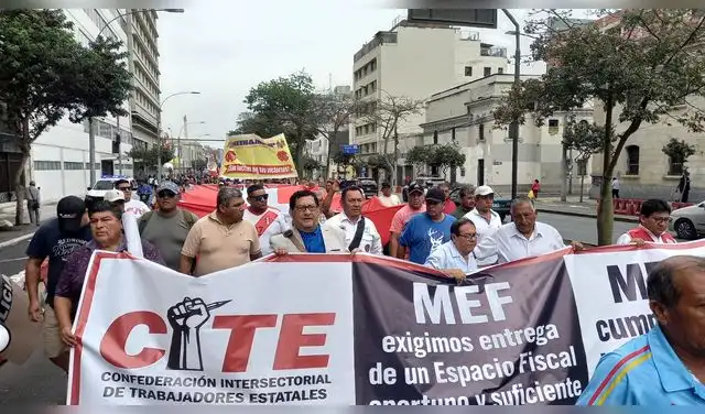 Gremios estatales marcharon al MEF para exigir más recursos y respeto a la negociación colectiva.
