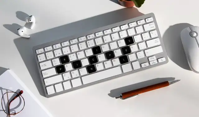 Patentadas en 1982, estas características se han convertido en un estándar esencial en los teclados modernos, ayudando a los usuarios a concentrarse en la pantalla. Patentadas en 1982, estas características se han convertido en un estándar esencial en los teclados modernos, ayudando a los usuarios a concentrarse en la pantalla.