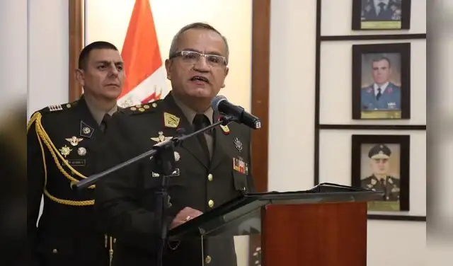 El comandante general del Ejército Oswaldo Calle se basó en la Ley de Contrataciones del Estado para "resucitar" el contrato con la empresa que representa a los rusos, según fuentes castrenses. Foto: Ejército del Perú El comandante general del Ejército Oswaldo Calle se basó en la Ley de Contrataciones del Estado para "resucitar" el contrato con la empresa que representa a los rusos, según fuentes castrenses. Foto: Ejército del Perú