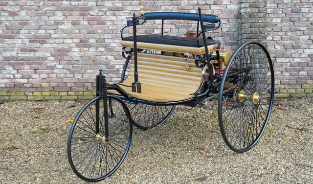 Bertha Benz, esposa de Karl, realizó el primer viaje largo en automóvil en 1888, recorriendo más de 100 km.