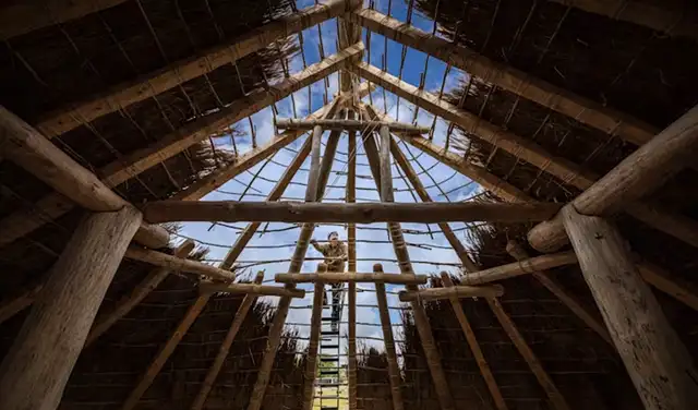 El salón ha sido construido por un equipo de voluntarios de English Heritage utilizando métodos históricamente auténticos y materiales de origen local. Foto: Patrimonio Inglés El salón ha sido construido por un equipo de voluntarios de English Heritage utilizando métodos históricamente auténticos y materiales de origen local. Foto: Patrimonio Inglés
