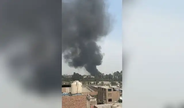 El humo que emana del fuego se aprecia desde viviendas aledañas El humo que emana del fuego se aprecia desde viviendas aledañas