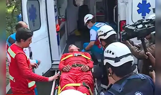 Bombero fue trasladado por inhalar humo Bombero fue trasladado por inhalar humo