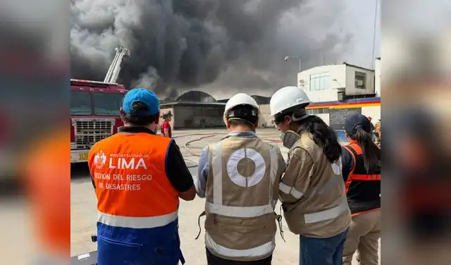 Equipo de la municipalidad de Lima en el lugar de los hechos Equipo de la municipalidad de Lima en el lugar de los hechos