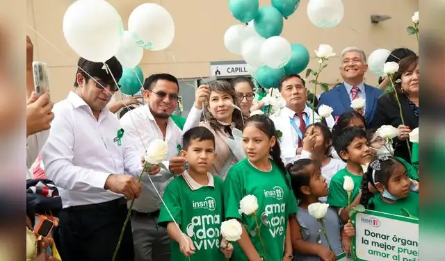 Walter Carrasco y Maritza Olivera junto a su hijo Uriel, hermano de Walter Adrián, en medio de la campaña que incentiva la donación realizada en el INSN.