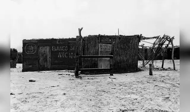 Sucursal del Banco de la Nación en la Bahía de Paracas. Año: 1980 . Foto: Daphne Dougall de Zileri. Sucursal del Banco de la Nación en la Bahía de Paracas. Año: 1980 . Foto: Daphne Dougall de Zileri.