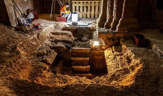 El ingreso a a bóveda de la iglesia Saint-Philibert durante el proceso de excavación. Foto: INRAP El ingreso a a bóveda de la iglesia Saint-Philibert durante el proceso de excavación. Foto: INRAP