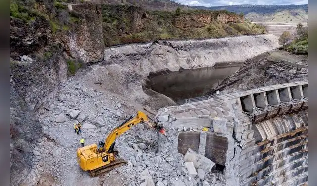 Maquinas destruye represa en el río Klamath Maquinas destruye represa en el río Klamath