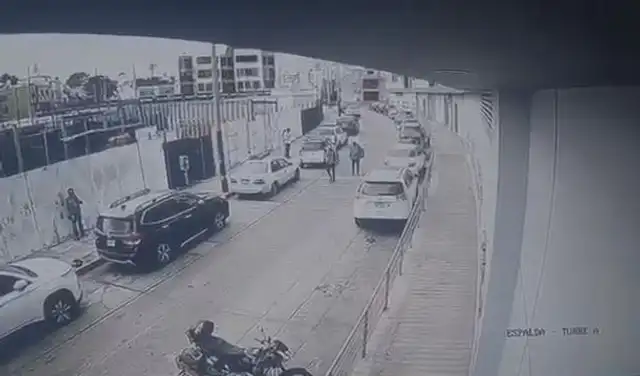 Momento exacto en que asaltantes descienden de auto blanco