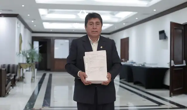 El alcalde provincial de Pasco, Julio Rupay, muestra la demanda de amparo presentada para exigir medidas frente a la contaminación ambiental y la exposición de la población a metales pesados. | Créditos: Marco Cotrina / La República El alcalde provincial de Pasco, Julio Rupay, muestra la demanda de amparo presentada para exigir medidas frente a la contaminación ambiental y la exposición de la población a metales pesados. | Créditos: Marco Cotrina / La República