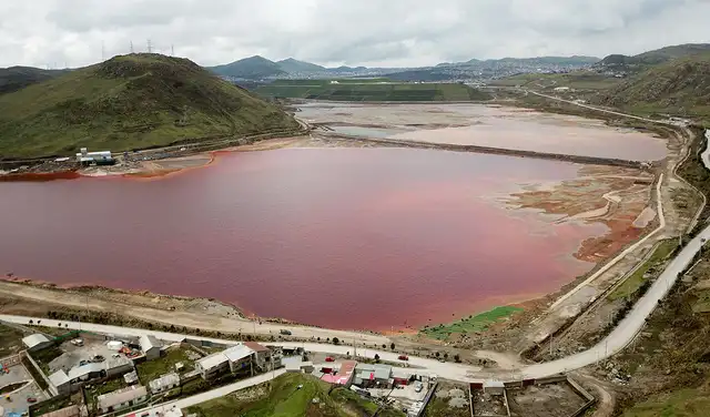 La antigua laguna Quiulacocha fue convertida en un depósito de relaves mineros y forma parte de los espacios incluidos en la demanda. La antigua laguna Quiulacocha fue convertida en un depósito de relaves mineros y forma parte de los espacios incluidos en la demanda.