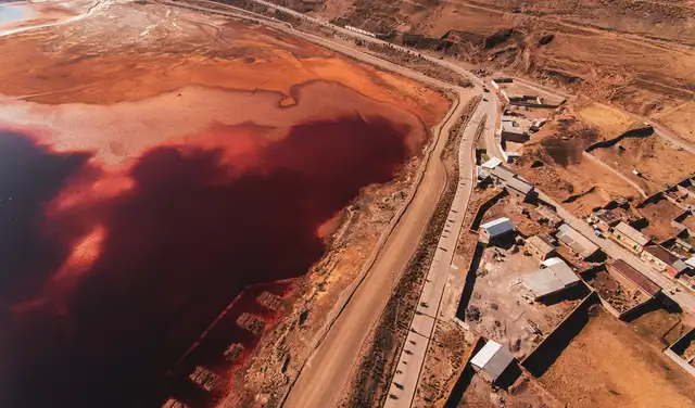Vista aérea de depósitos de relaves en Cerro de Pasco. Los demandantes sostienen que estas operaciones han generado impactos ambientales acumulados durante décadas. Foto: Stefano Sbrulli por Source International Vista aérea de depósitos de relaves en Cerro de Pasco. Los demandantes sostienen que estas operaciones han generado impactos ambientales acumulados durante décadas. Foto: Stefano Sbrulli por Source International
