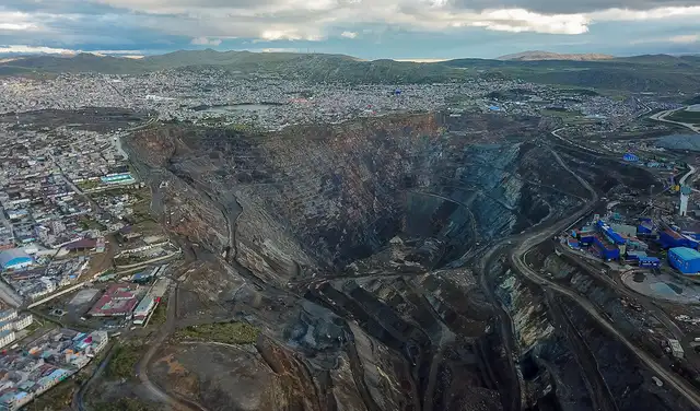 El tajo abierto se expandió durante décadas sobre el tejido urbano de Cerro de Pasco. La municipalidad sostiene que cientos de inmuebles quedaron abandonados en su entorno. El tajo abierto se expandió durante décadas sobre el tejido urbano de Cerro de Pasco. La municipalidad sostiene que cientos de inmuebles quedaron abandonados en su entorno.