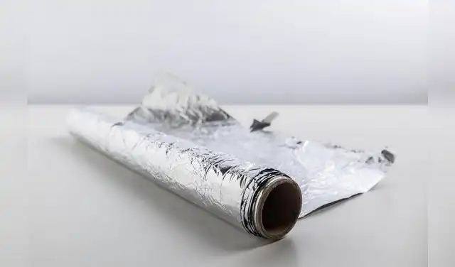 La diferencia visual entre los lados del papel de aluminio no afecta la cocción ni la conservación. La diferencia visual entre los lados del papel de aluminio no afecta la cocción ni la conservación.