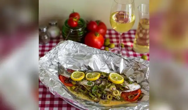 Para un uso seguro del papel de aluminio, se recomienda evitar su contacto con alimentos muy ácidos y no introducirlo en el microondas. Para un uso seguro del papel de aluminio, se recomienda evitar su contacto con alimentos muy ácidos y no introducirlo en el microondas.