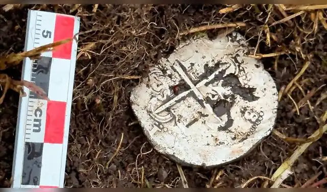 La moneda de plata del siglo XVI fue encontrada en los cimientos de una iglesia chilena. Foto: National Geographic La moneda de plata del siglo XVI fue encontrada en los cimientos de una iglesia chilena. Foto: National Geographic