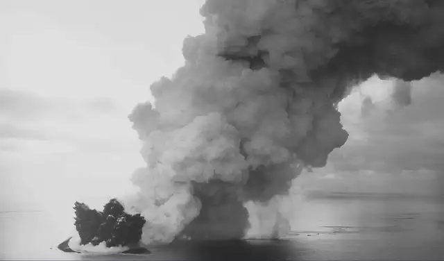La erupción volcánica que dio origen al nacimiento de Surtsey. Foto: Wikimedia