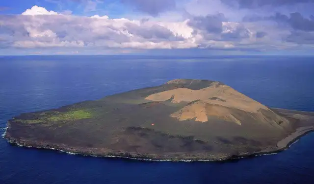 La isla de Surtsey revela hoy un paisaje volcánico accidentado, moldeado por la erosión y la colonización natural a lo largo de décadas. Foto: Wikimedia
