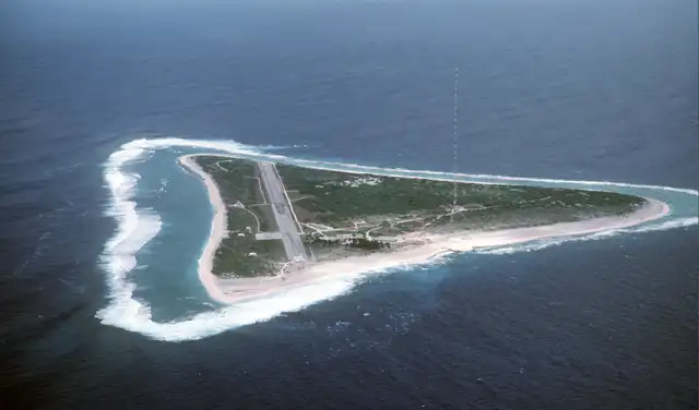 Vista aérea de la isla Minamitorishima donde se aprecia una pista de aterrizaje que daba servicio a la estación de guardia costera. Foto: Wikimedia