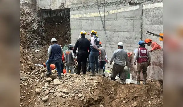 Trabajadores quedaron sepultados tras derrumbe